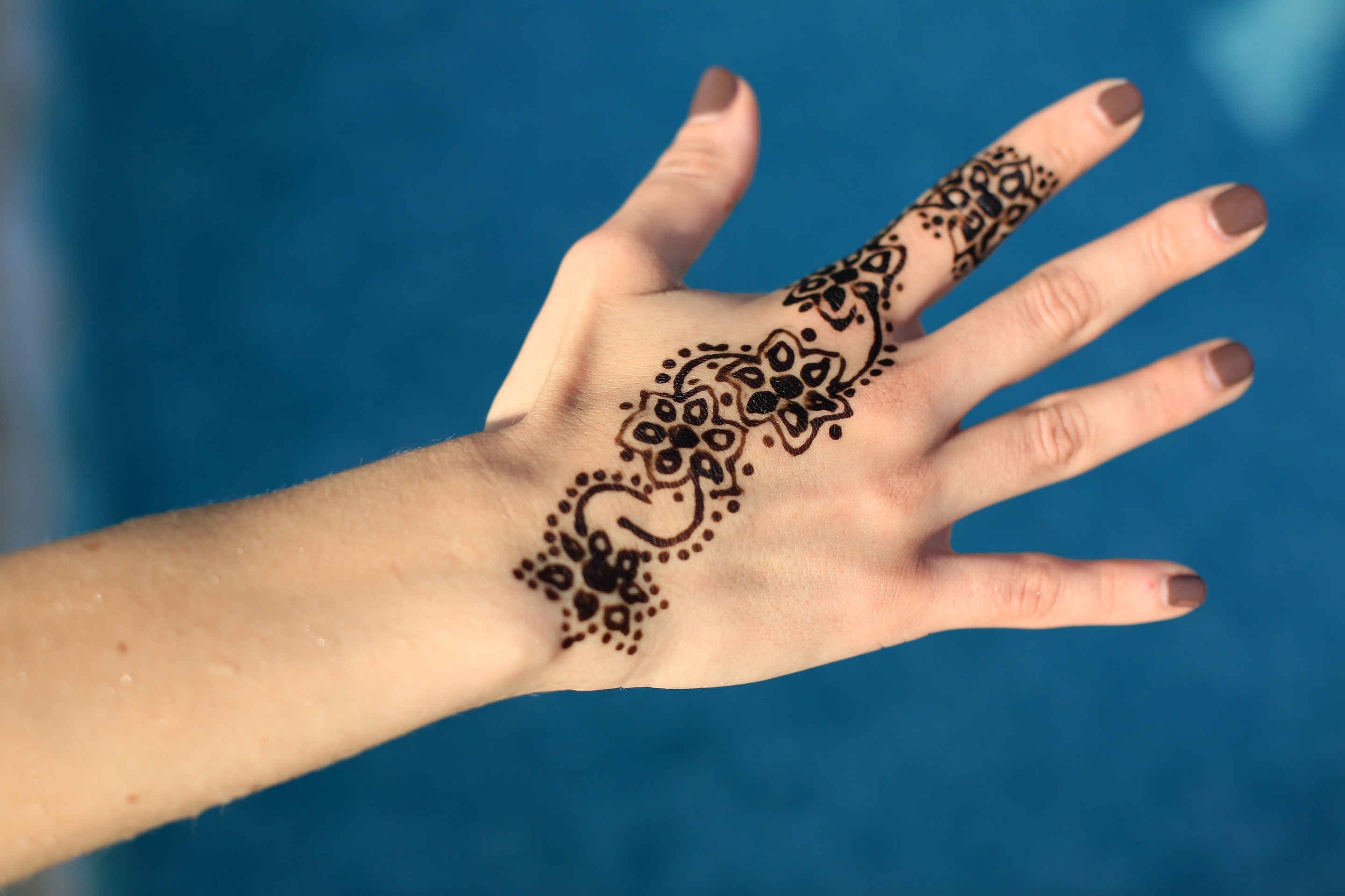 Handy oceanic blue background for the mehndi!